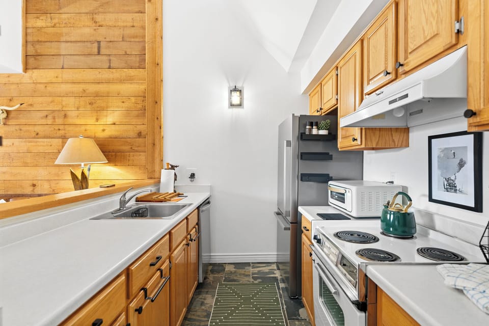 Full kitchen.