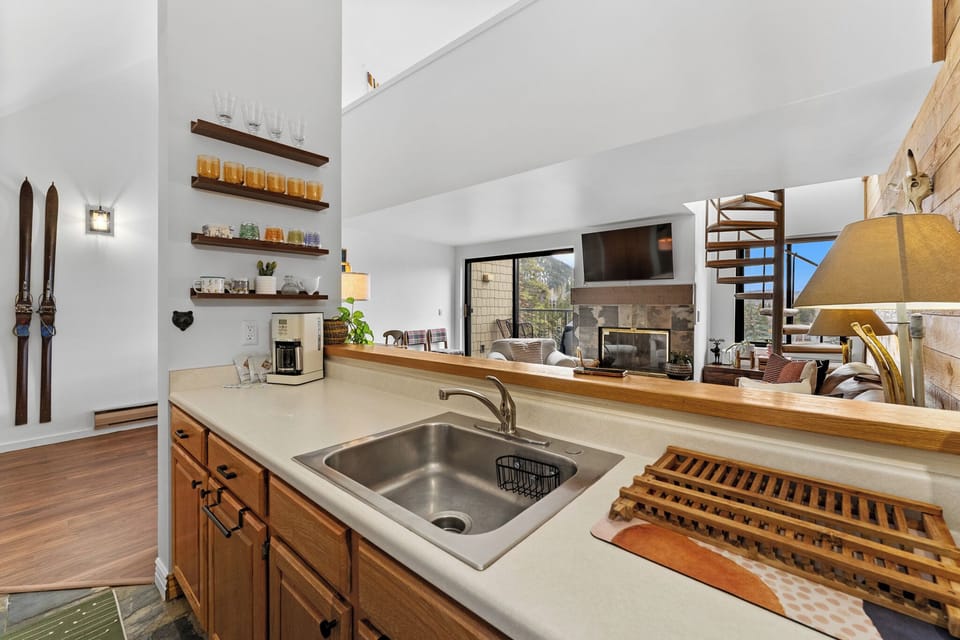 Full kitchen.