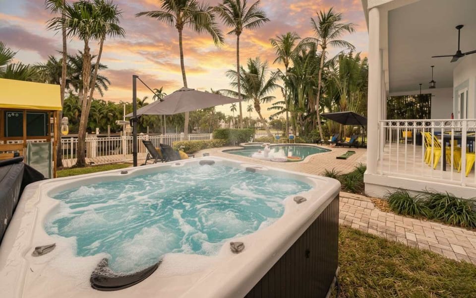 Private hot tub and covered patio for outdoor dining and relaxation. Enjoy Florida’s warm evenings in style. #HotTubRetreat #LuxuryRental #FortLauderdaleVacation