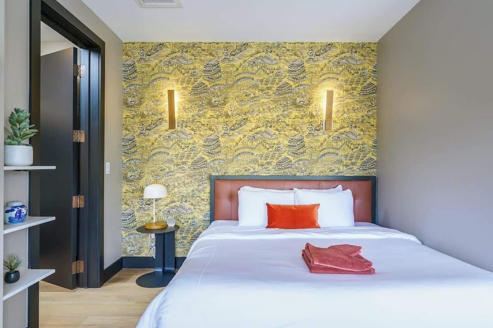 Bedroom w/ Casper Mattress