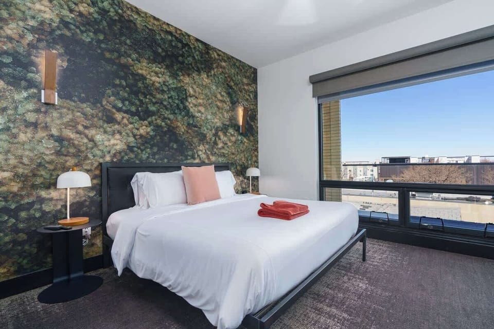 Bedroom w/ King Casper Mattress