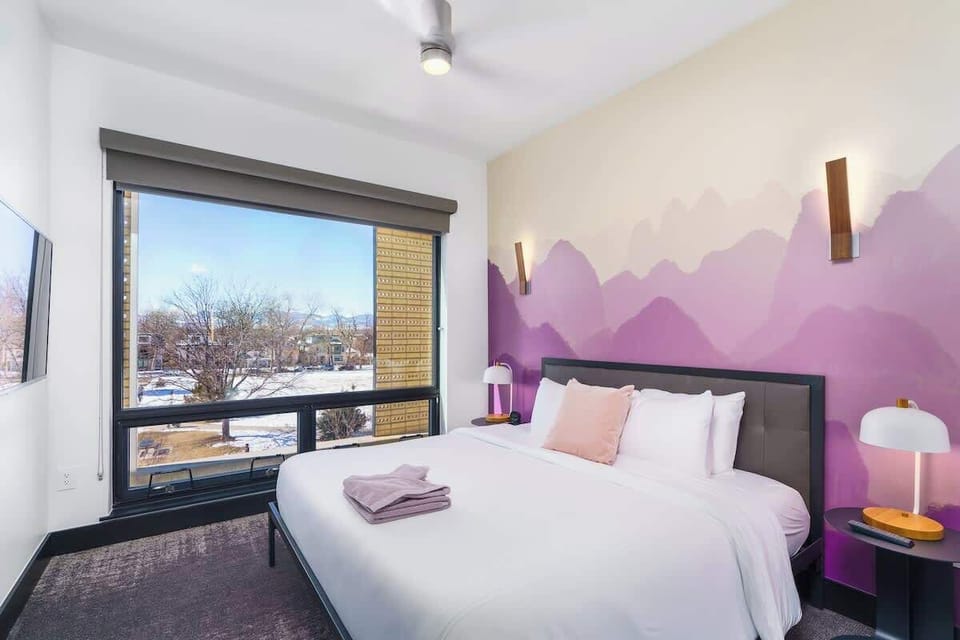Master w/ King Casper Mattress & Casper Pillows