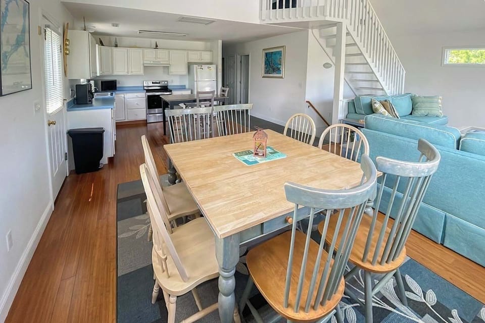 Mid Level Dining Area