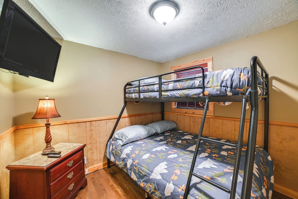 Bedroom 4 | Twin/Full Bunk Bed