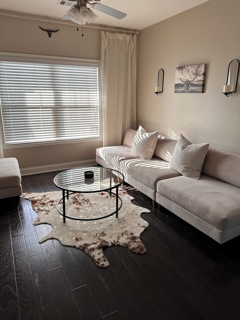 Formal living area is simple and fresh! 