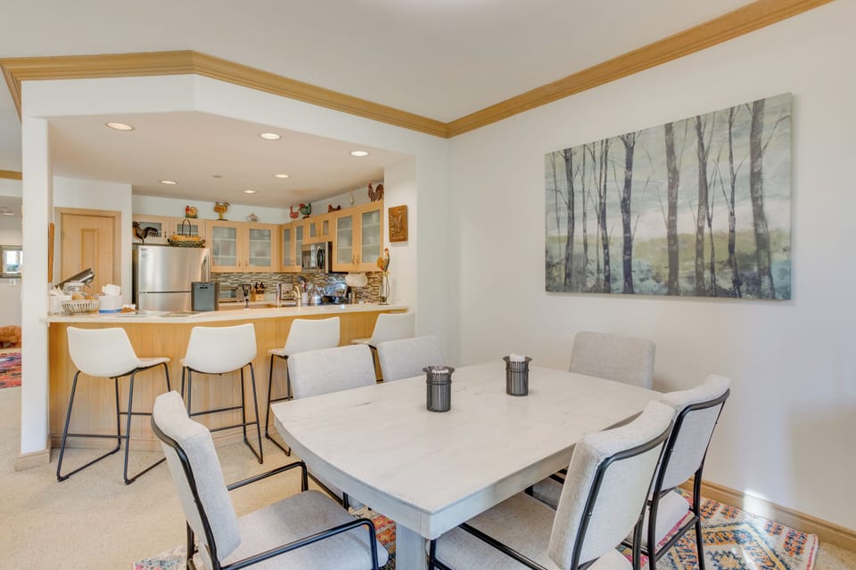 Dining Area | Dishware/Flatware Provided | 1st Floor