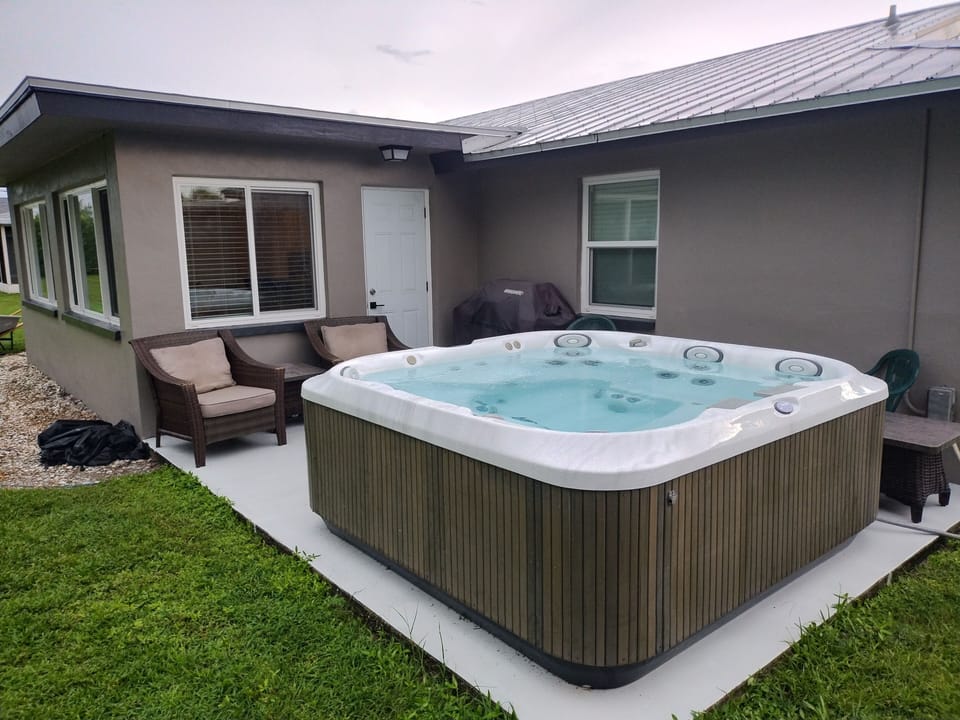 8 Person Hot Tub