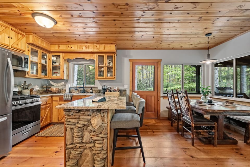Shady Grove Cabin-Kitchen Dining