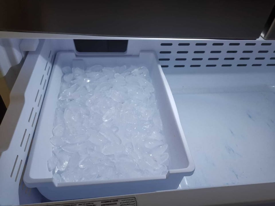 The refrigerator has an ice maker,being connected through a pump to a 20 l water jug.
