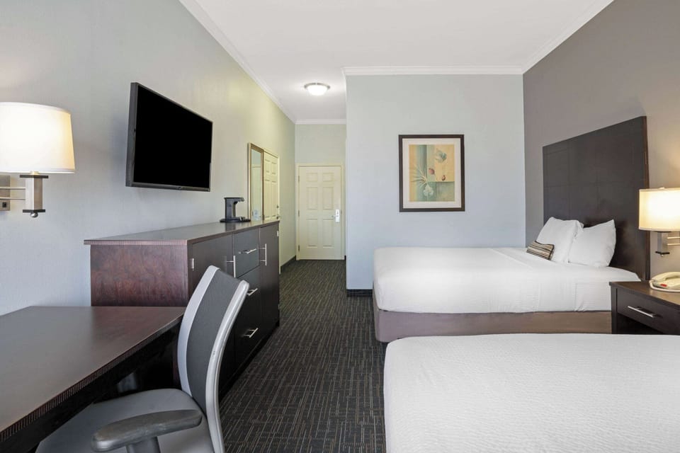 2 Queen beds