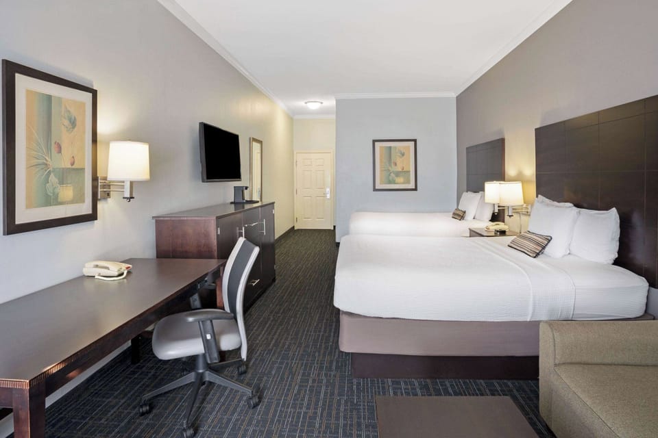 2 Queen beds