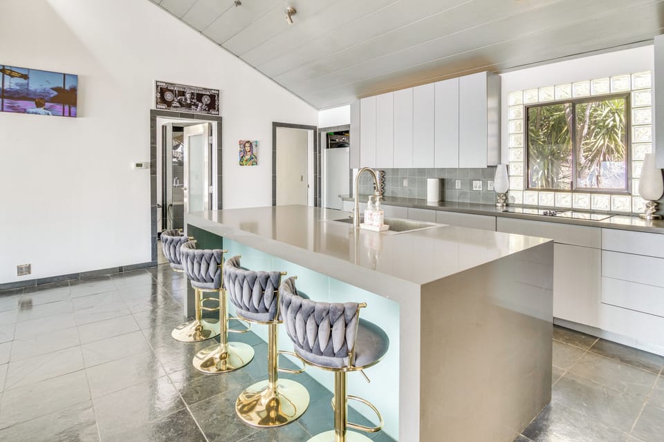 Breakfast Bar | Main Floor