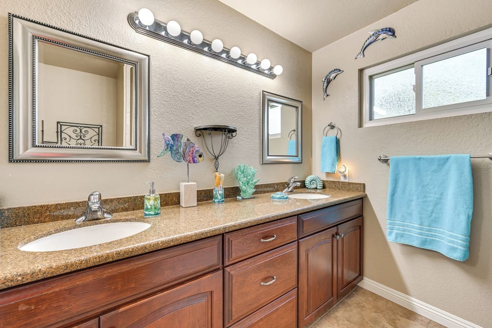 Full Bathroom | Towels Provided