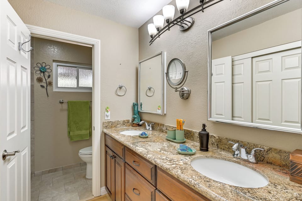 Full Bathroom | Complimentary Toiletries | Hair Dryer