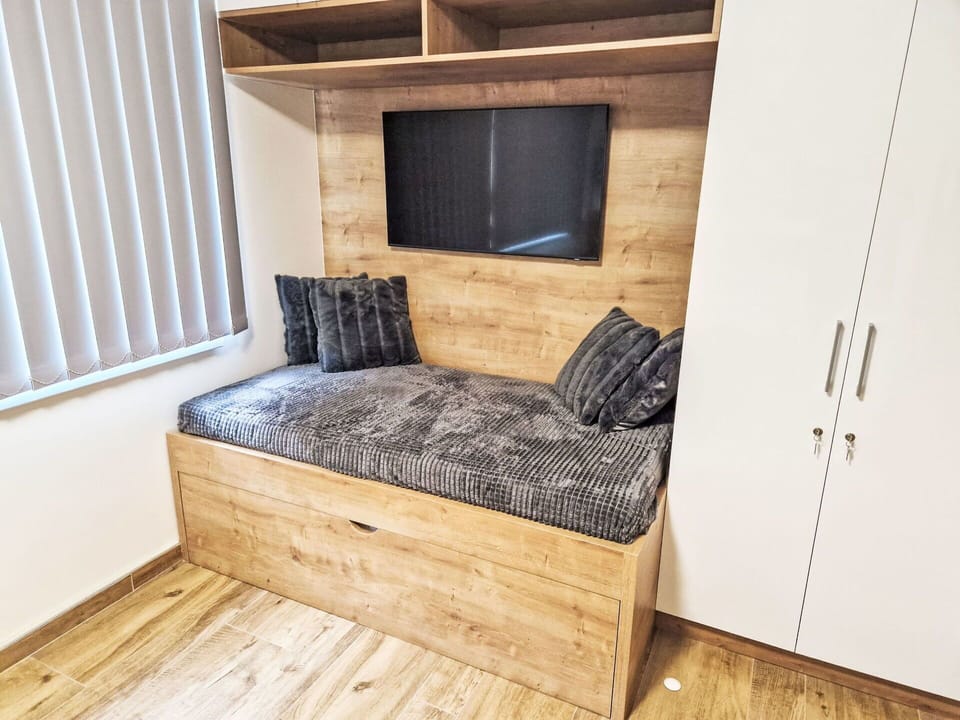 Comfort, Cabinetry, Wood, Rectangle, Building, Window, Flooring, Plant, Floor, Wood Stain