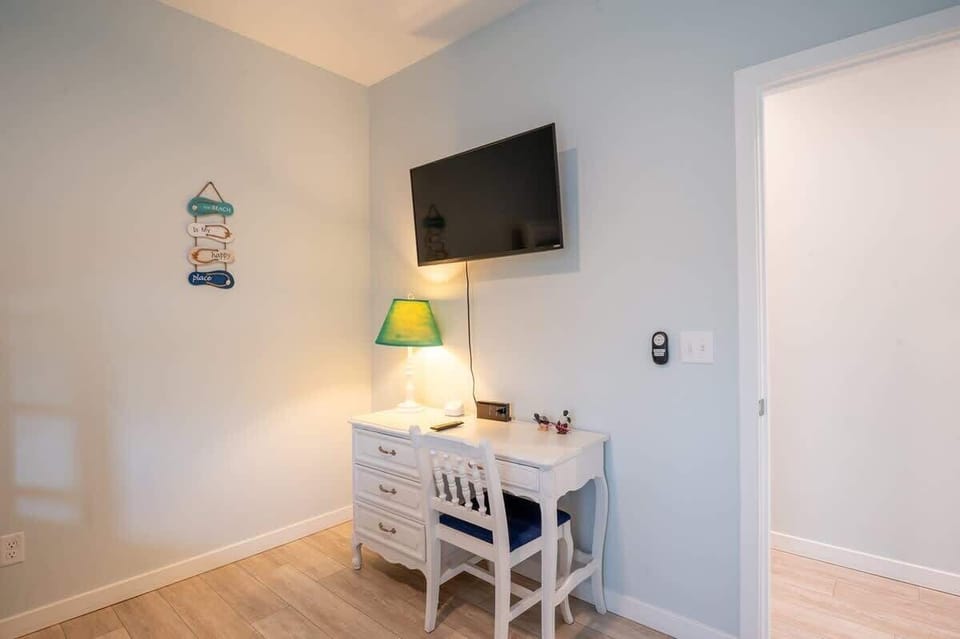 Downstairs bunkroom sleeps 5-6 kids