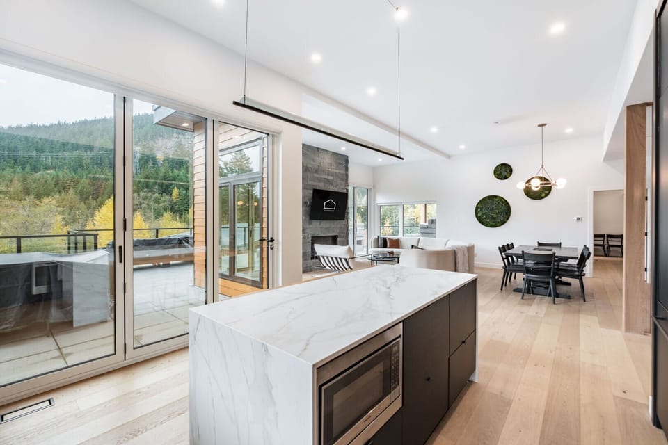 Wedge Chalet: Open floor plan, Private deck access