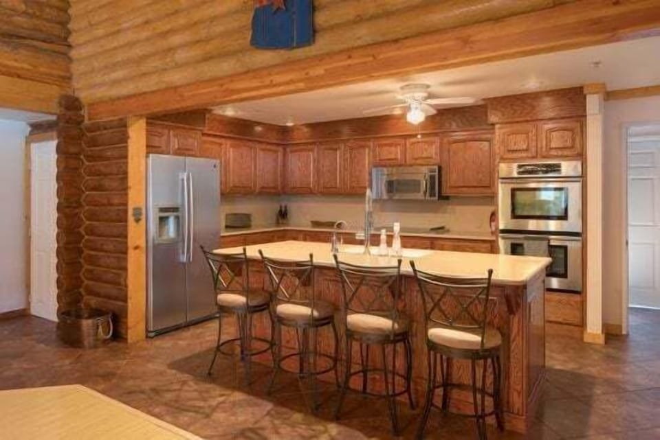 Cook, entertain, and dine in style in this lavish and extravagant chef's kitchen.