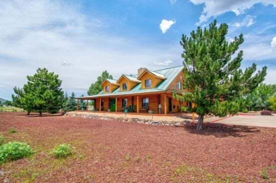 Perfect for groups, we accommodate up to 8 guests, making it an ideal choice for shared getaways in a picturesque setting of fresh air, sunshine, and timeless Western charm.