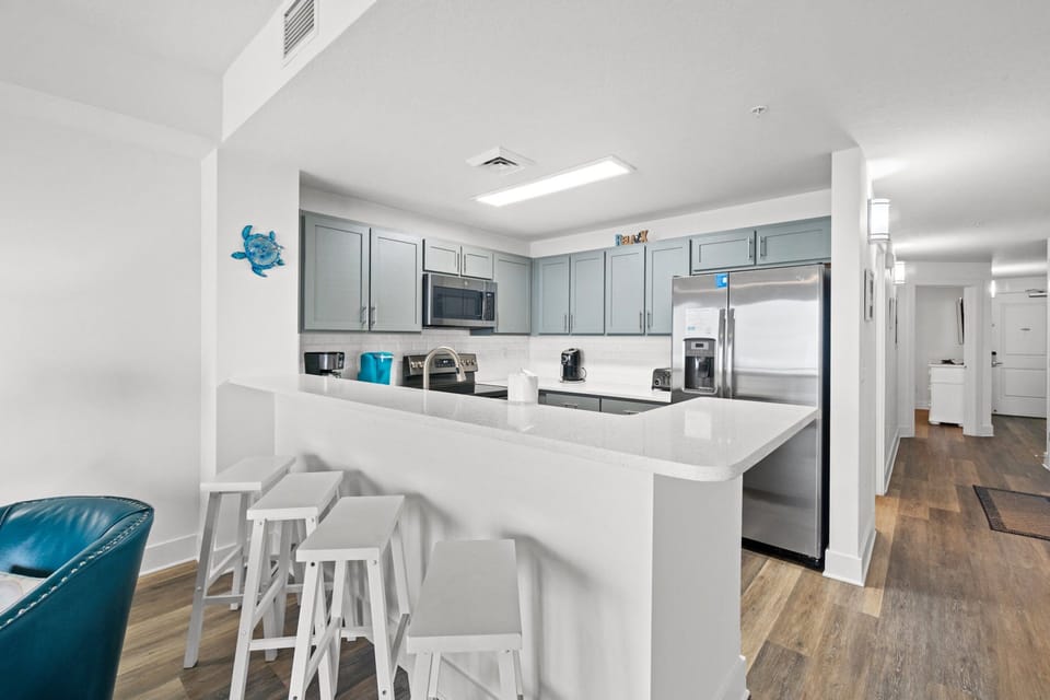 Kitchen with Breakfast Bar