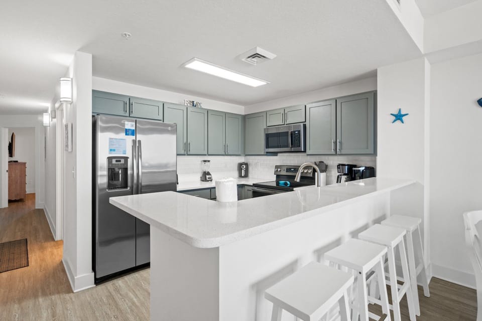 Kitchen with Breakfast Bar