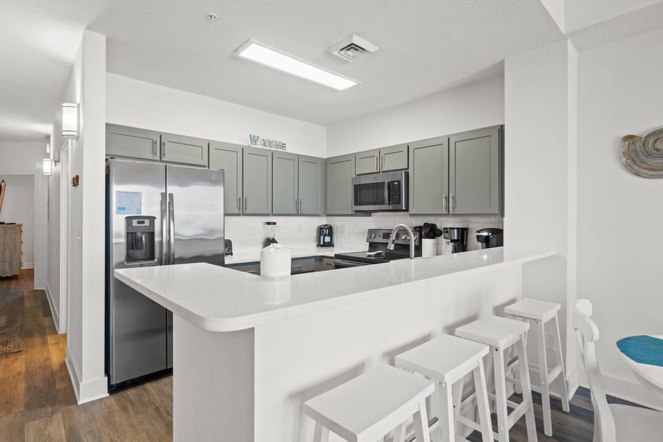 Kitchen with Breakfast Bar