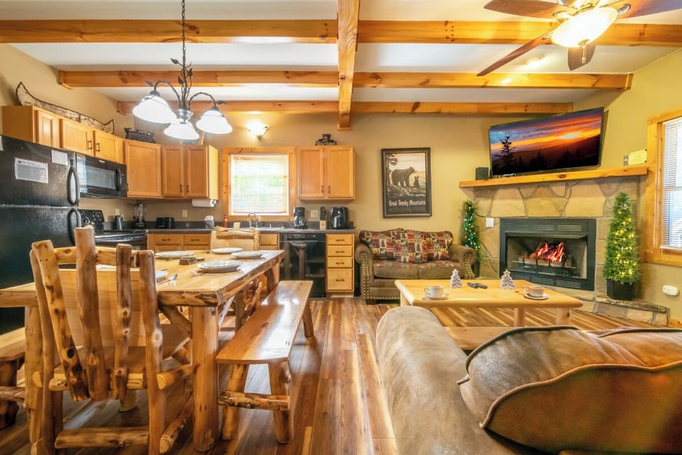 Cozy Bear Cove's cozy living area