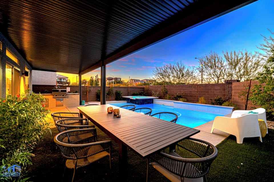 Outdoor Dining / Poolside 