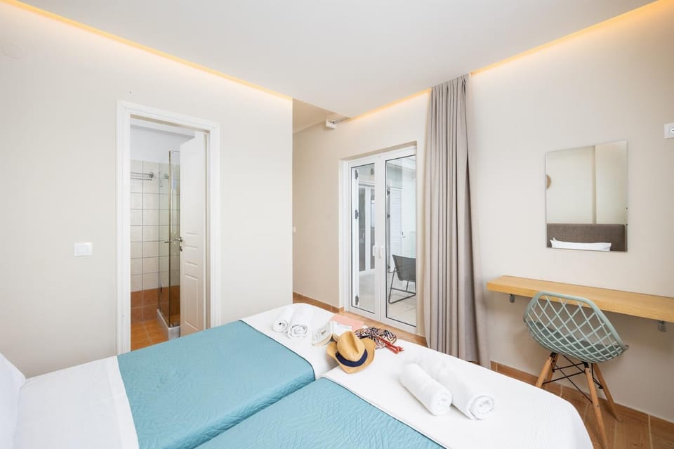 Twin bedroom with en suite bathroom, A/C, and sea views