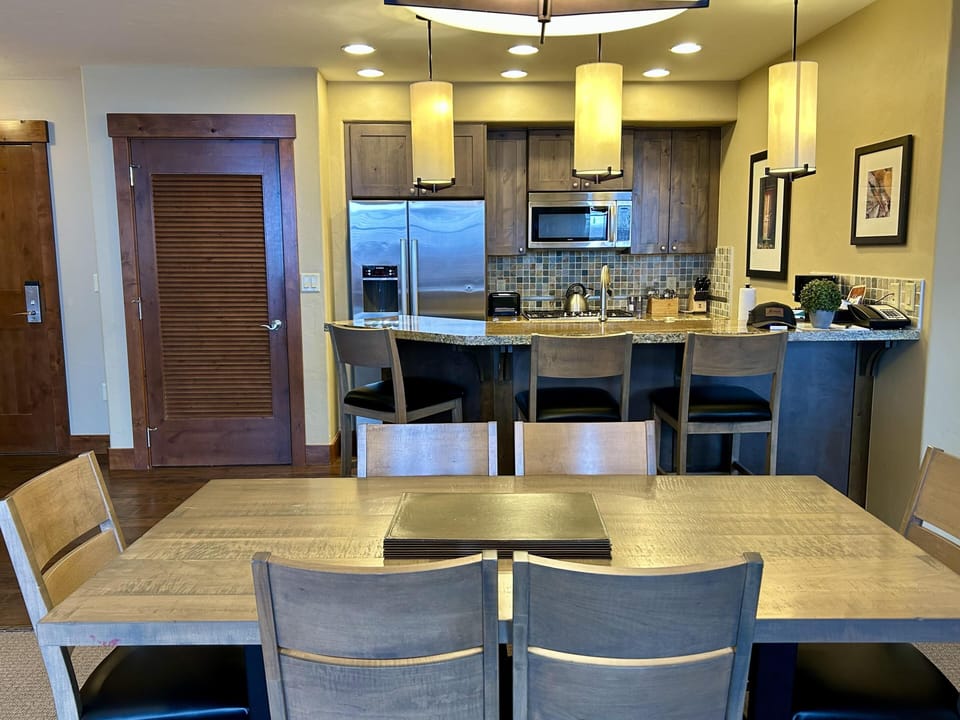 Dining for 6 + 3 at the breakfast bar