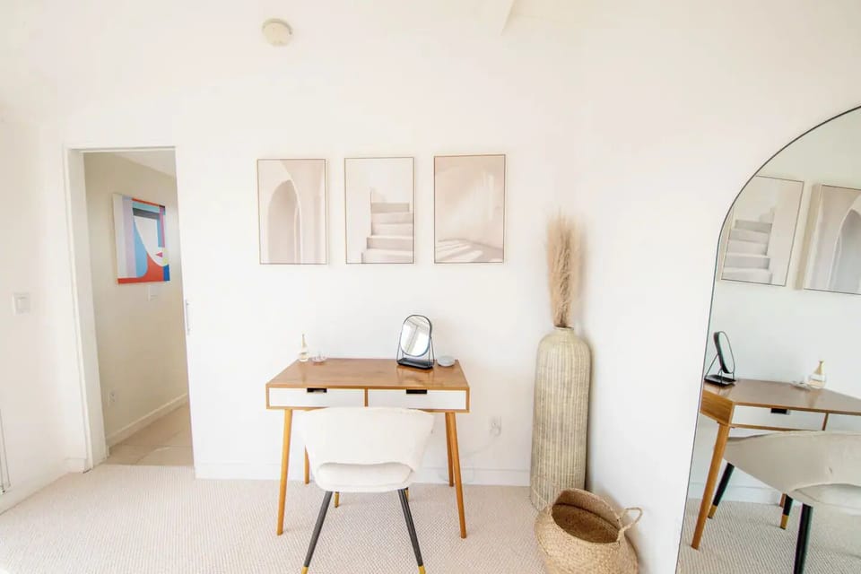 Master desk/vanity (4th level)