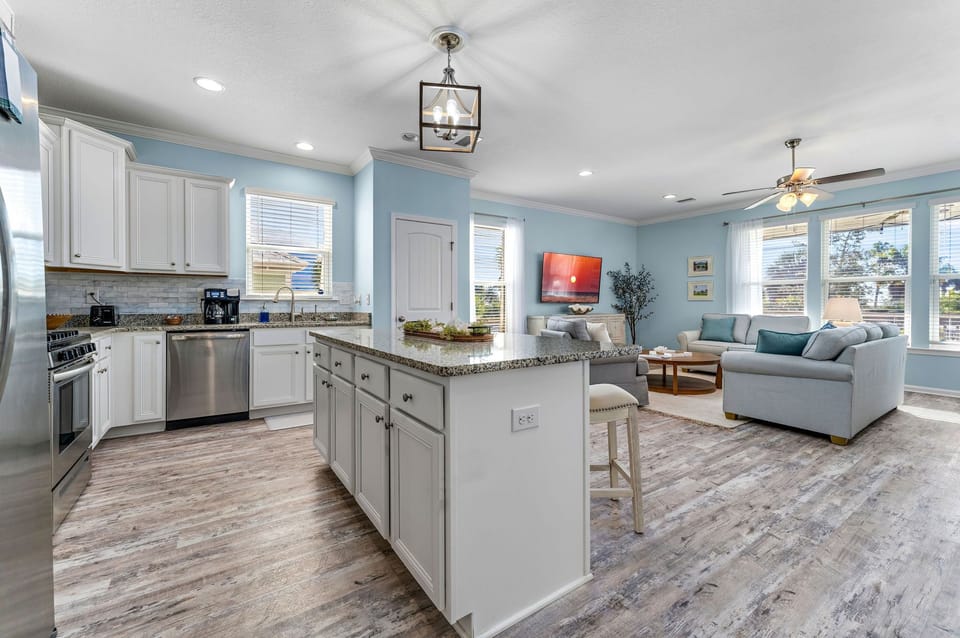 Beautiful kitchen island with 3 additional dining seats