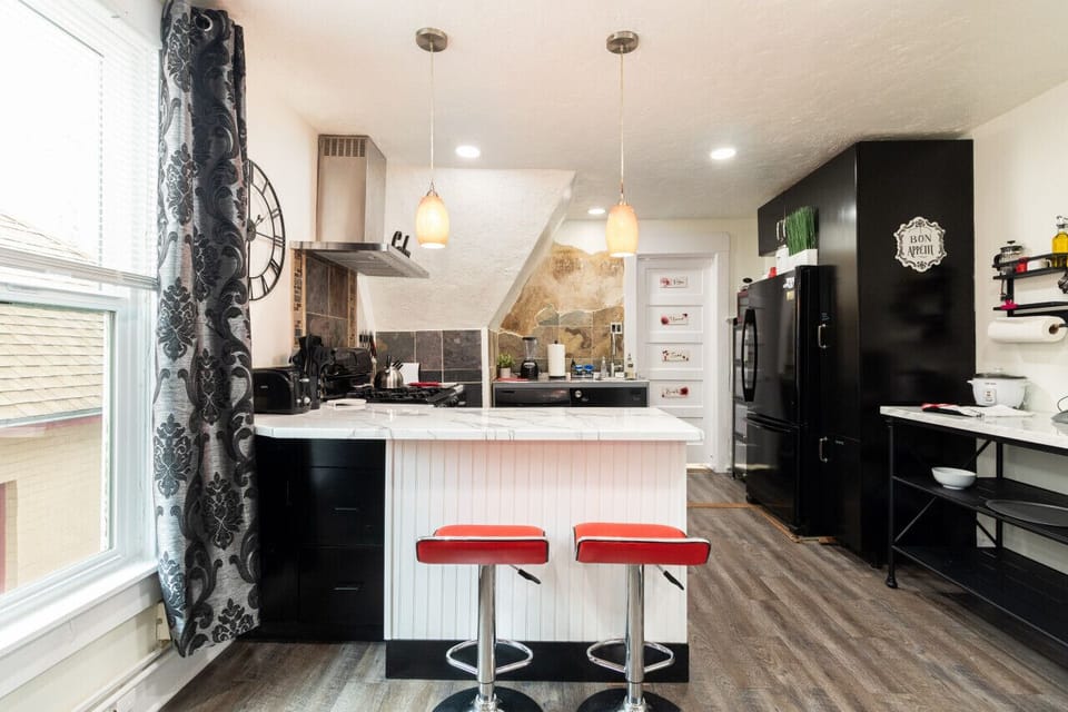 A modern kitchen with a mix of textures and colors, ideal for a comfortable stay.