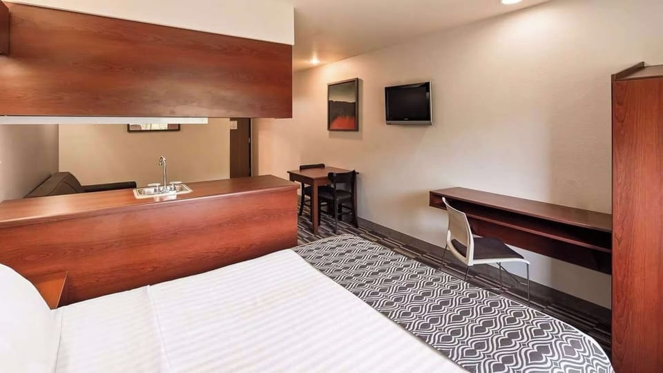 1 Queen bed