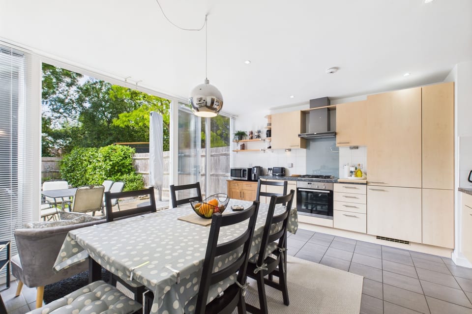 Fully equipped kitchen with air fryer & coffee machine; dining for up to 6.
