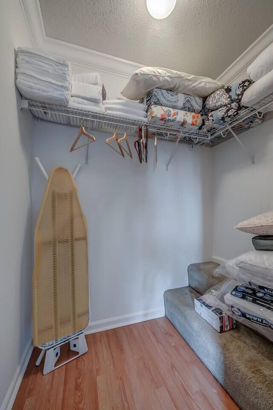 Walkin closet in bedroom 2