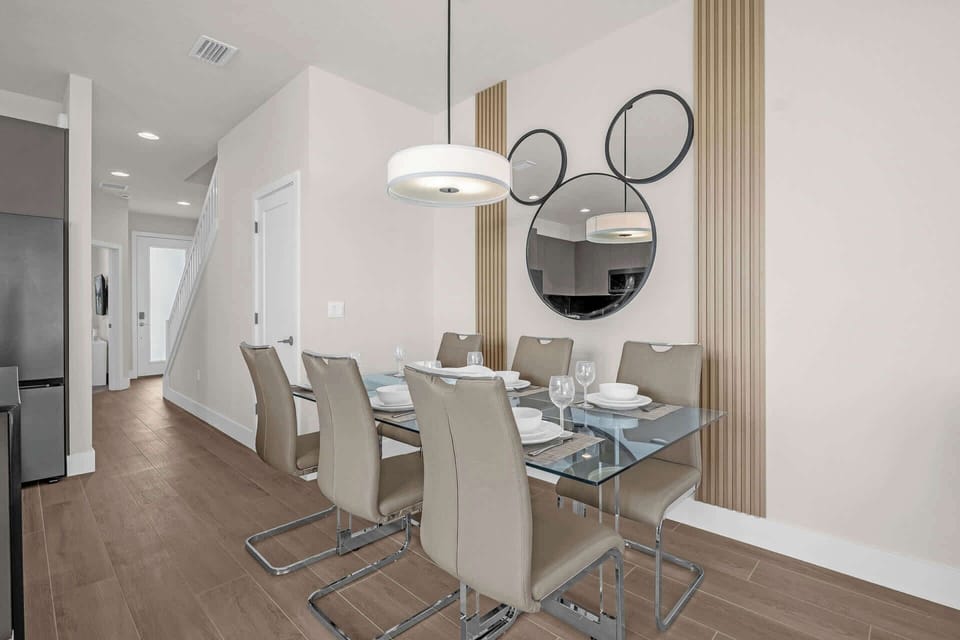 Large Capacity Dining Table