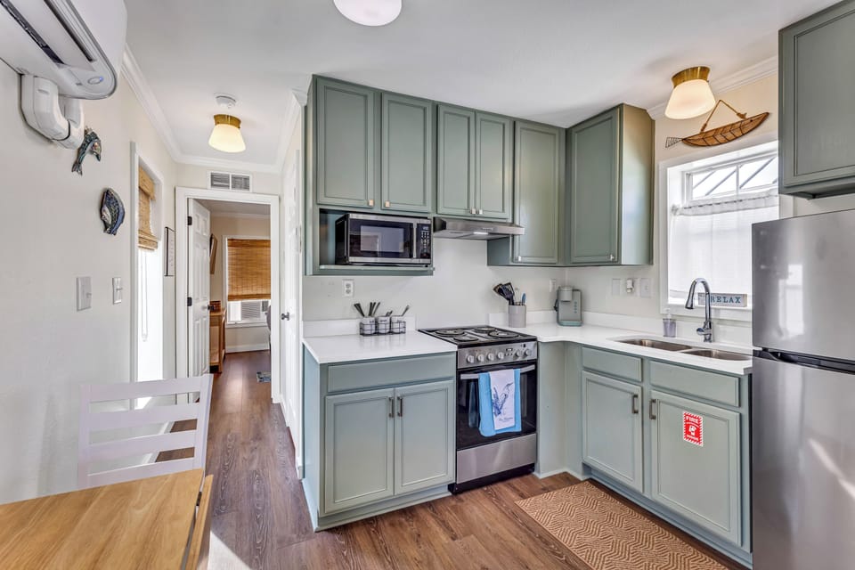 Full kitchen.