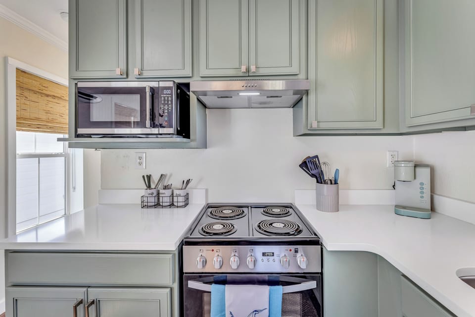 Full kitchen.