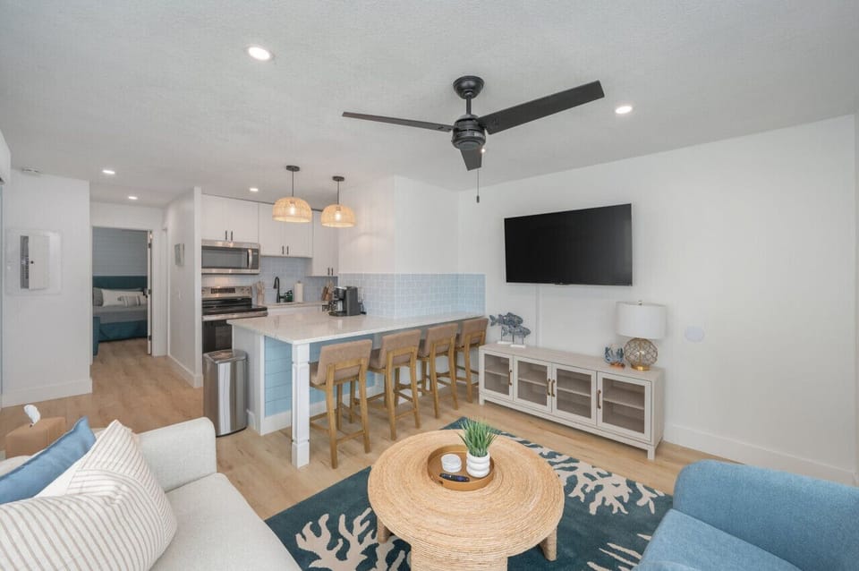 Cozy up with your favorite shows under the ceiling fan, with the kitchen just steps away for snacks and drinks!