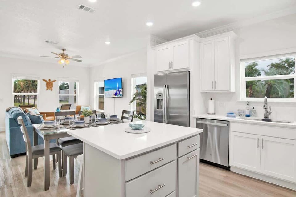 {KITCHEN} Everything you need: a gas stove, oven, French door fridge, air fryer, Keurig with K-cups, microwave, and thoughtful welcome snacks. It’s a space made for both cooking and relaxing, perfect for your stay!
