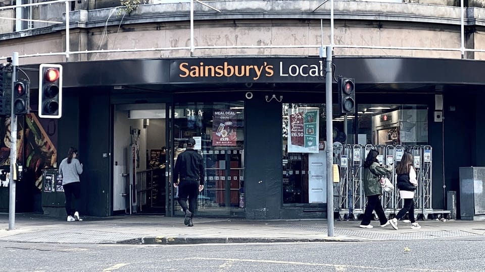 3 minutes walk to Supermarket