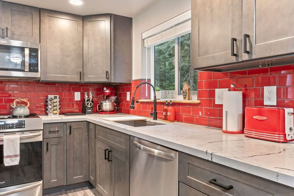 Kitchen - Main Level - Stainless steel dishwasher, wine fridge, microwave, fridge/freezer, stove/oven. Quartz countertops.  KitchenAid Stand Mixer, Ninja Blender, Toaster, Hand Mixer.  Spices, Salt/Pepper, Oil, Vinegar provided.