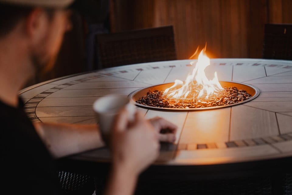 Cozy Fire Table – Relax around the outdoor fire table with a drink in hand, perfect for unwinding in the evenings with warm, inviting ambiance.