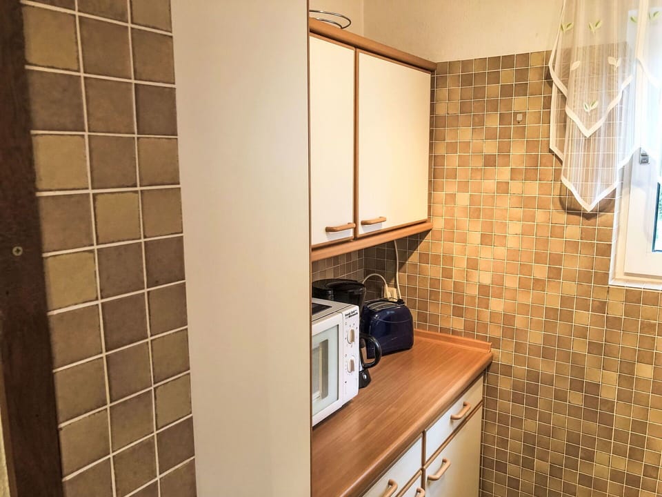 Cabinetry, Property, Furniture, Building, Wood, Drawer, Countertop, Interior Design, Floor, Flooring