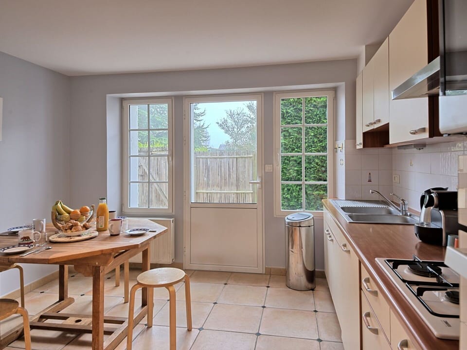 Kitchen Sink, Furniture, Sink, Cabinetry, Window, Kitchen, Countertop, Wood, Building