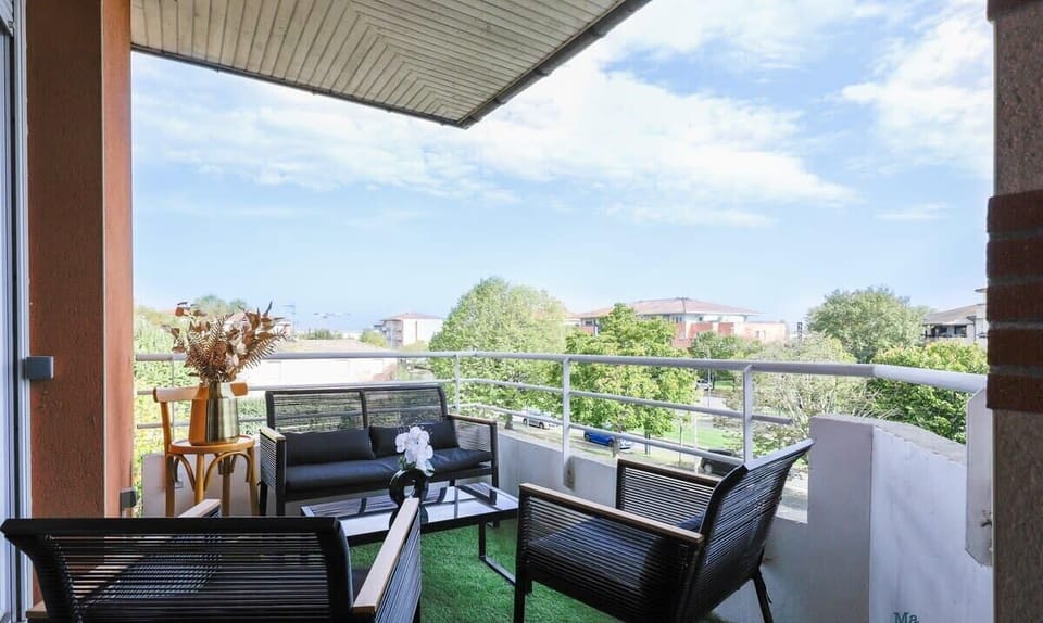 Balcon avec meubles de jardin pour profiter de l’extérieur