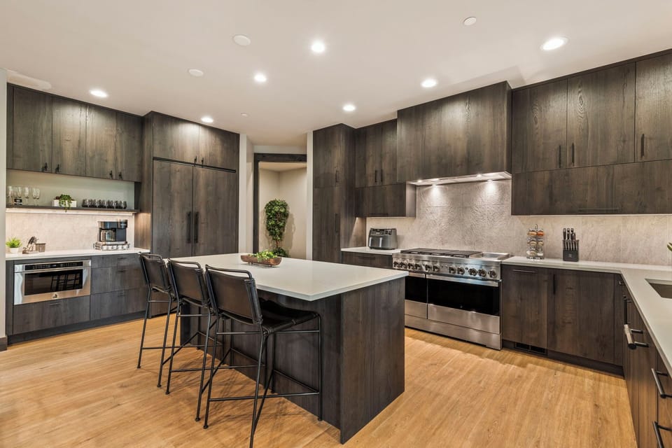 Idol Pines exterior — sweeping golf course frontage and greenbelt views