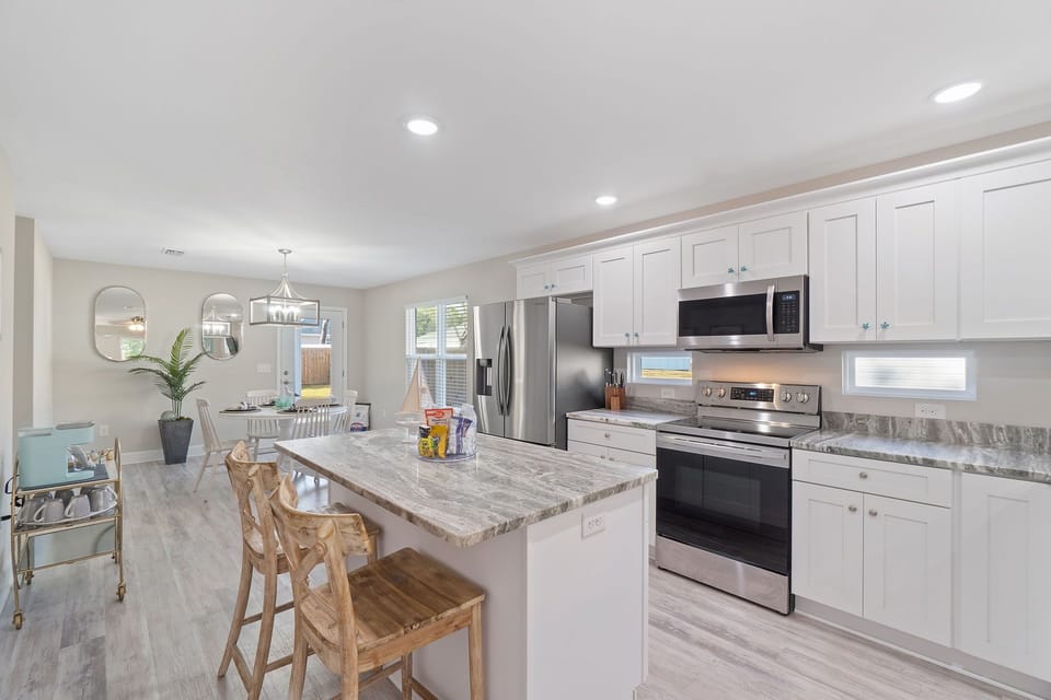 Enjoy a delicious meal or quick snack in are well equipped in modern kitchen.