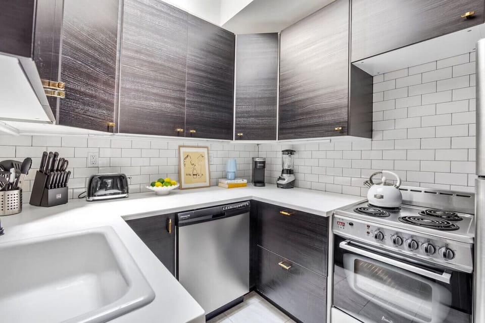 Stylish, fully equipped kitchen with high end appliances